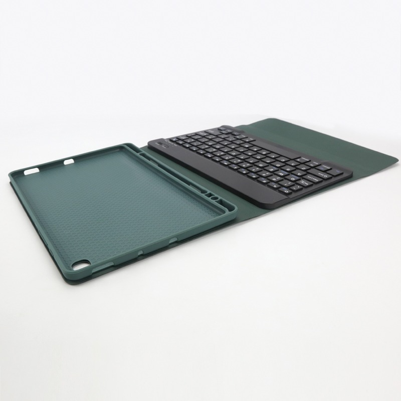 Custodia verde per tablet e tastiera su sfondo bianco.