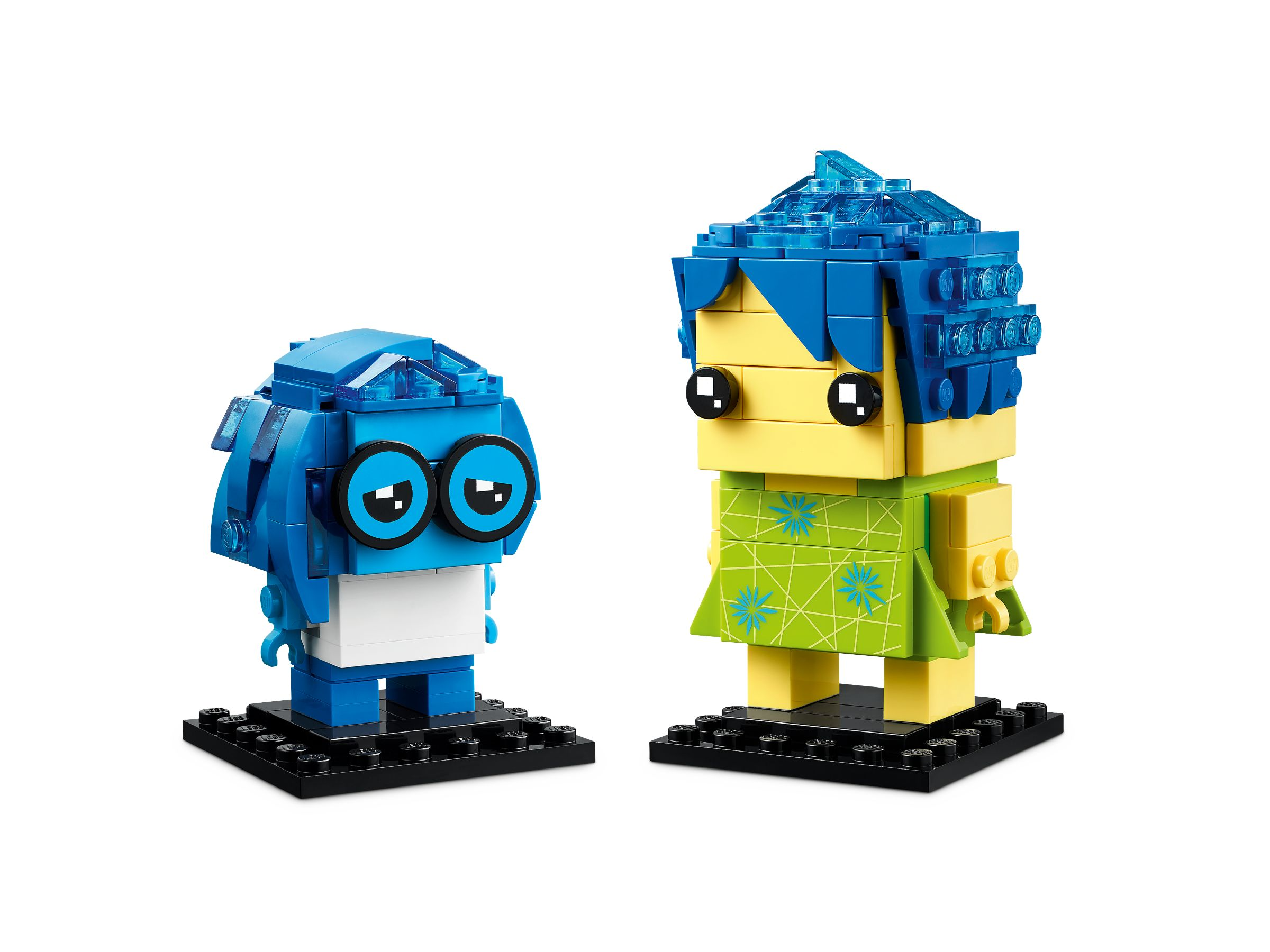 Zwei Lego-Figuren, eine blaue und eine gelb-grüne, stehen nebeneinander.