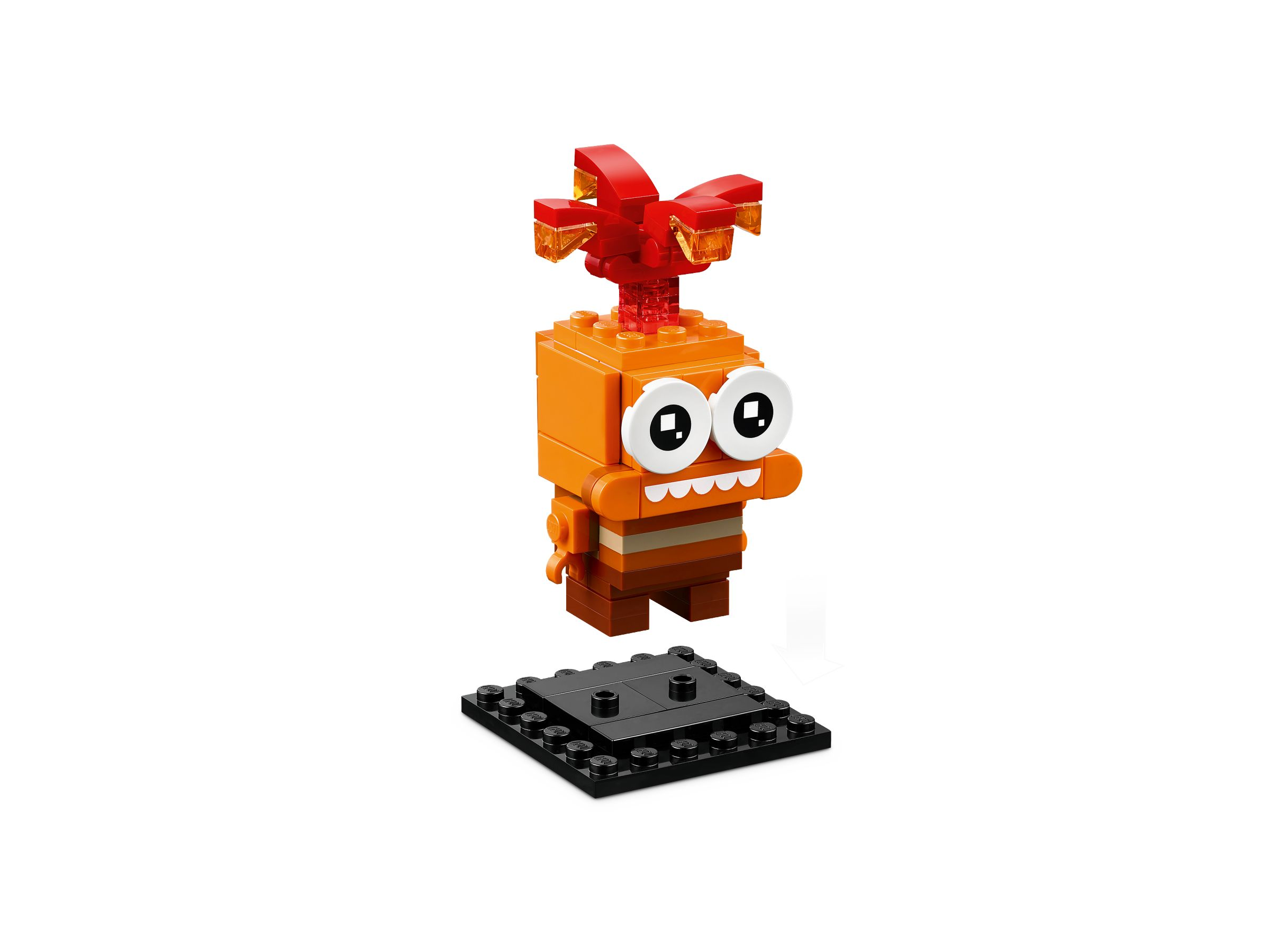 Ein orangefarbener Lego-Charakter mit großen Augen, einem Mund und roten Haaren, steht auf einer schwarzen Lego-Platte.