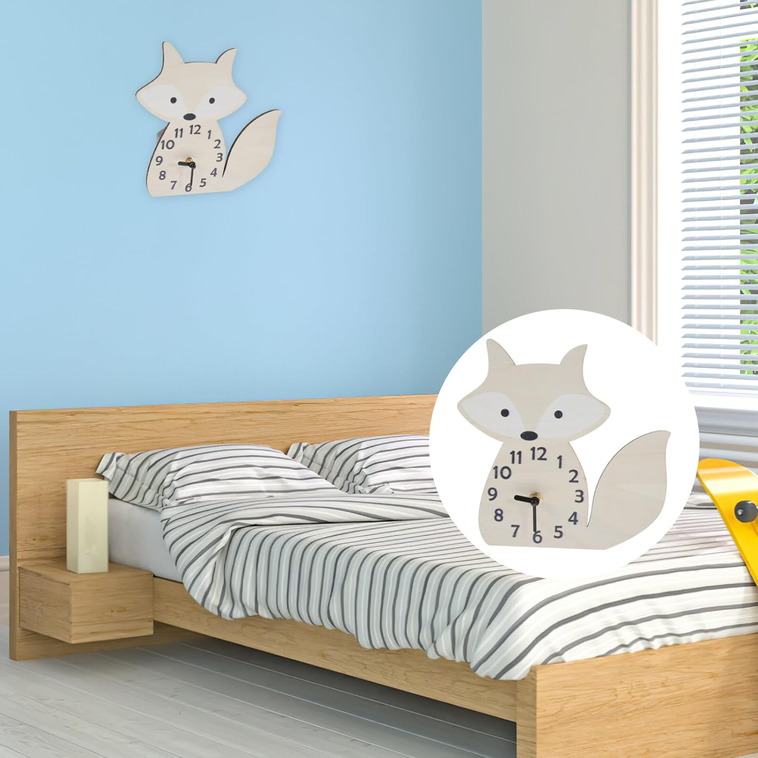 Ein hölzerner Fuchs-Wanduhr hängt über einem Holzbett mit gestreiften Bettbezügen.