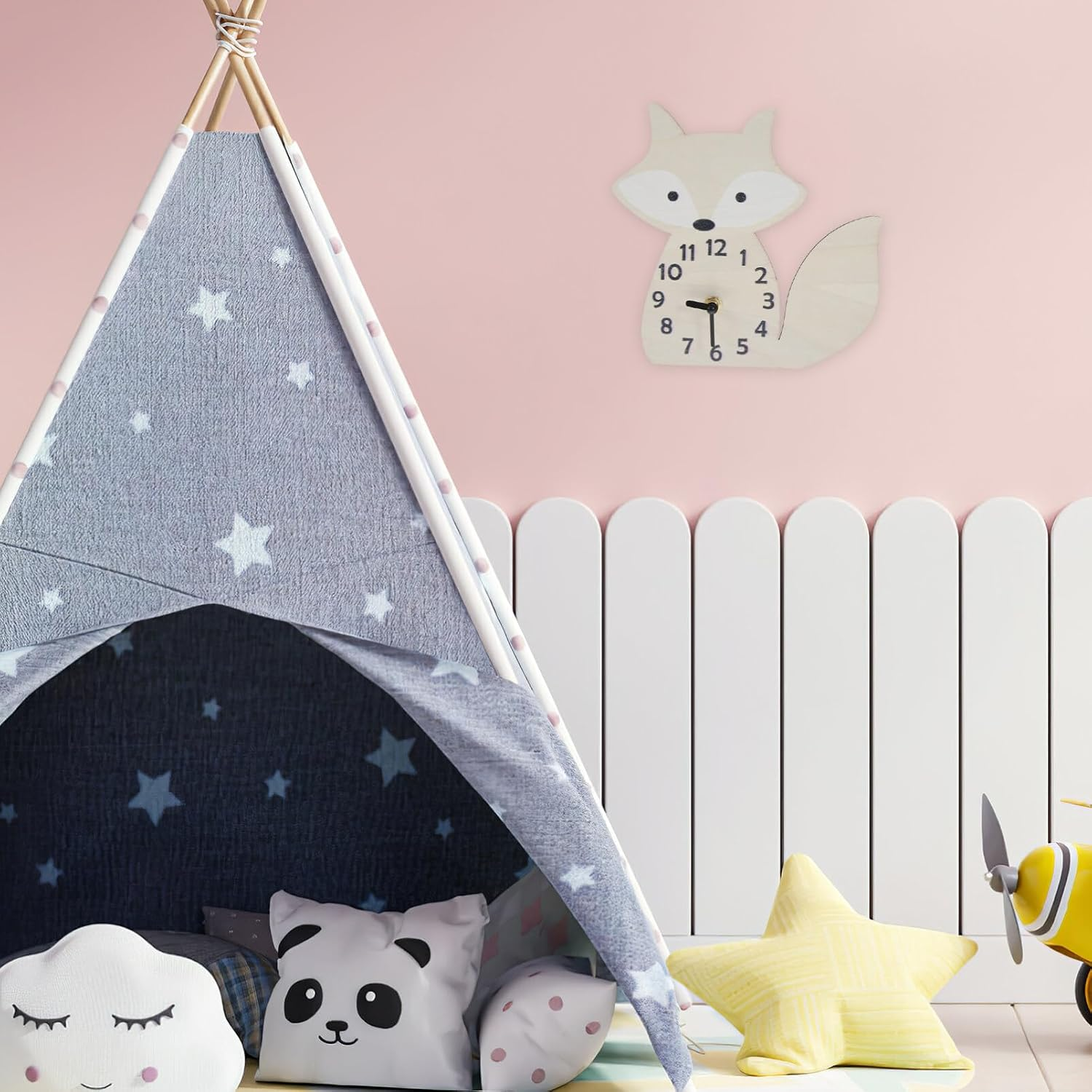 Ein Kinderzimmer mit einem Tipi, Kissen, einem Spielzeugflugzeug und einer Fuchs-Wanduhr.