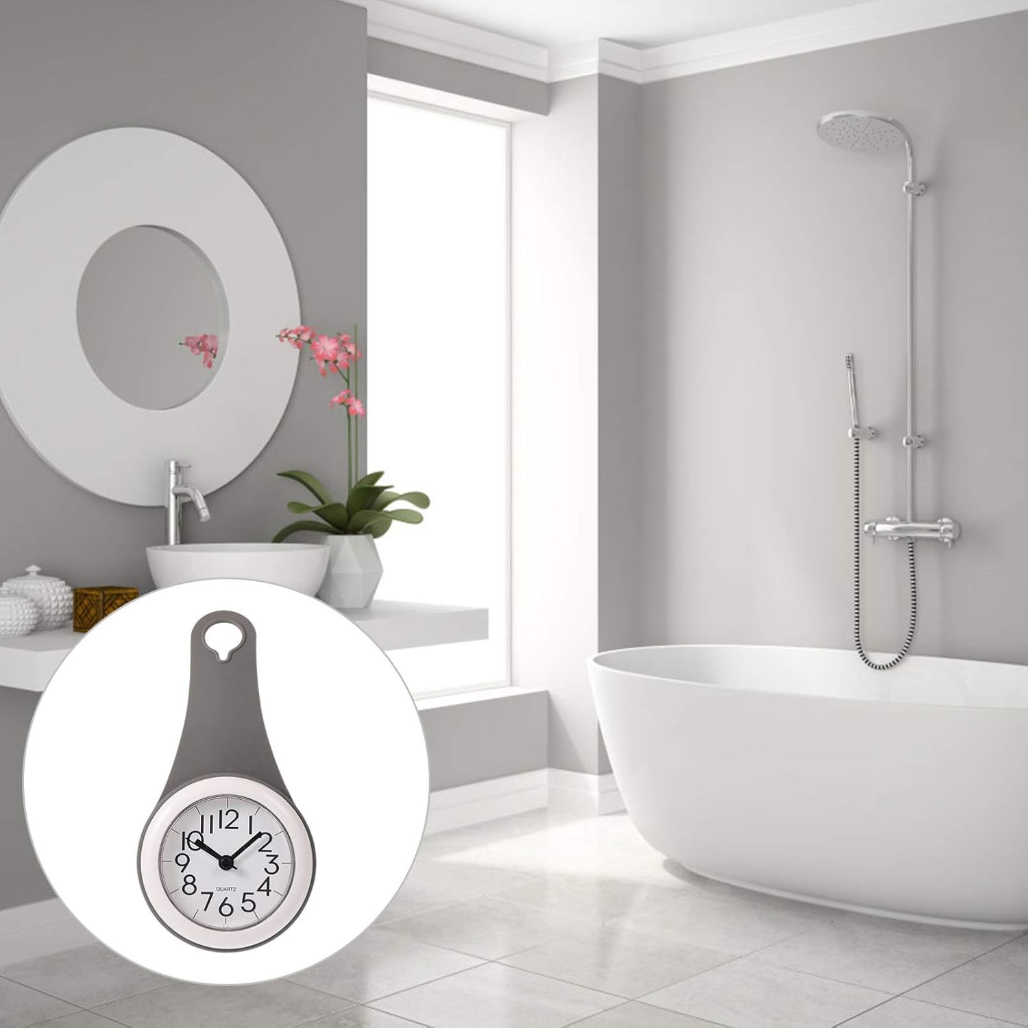 Ein Badezimmer mit freistehender Badewanne, Dusche, Waschbecken, Spiegel und einer runden Uhr.
