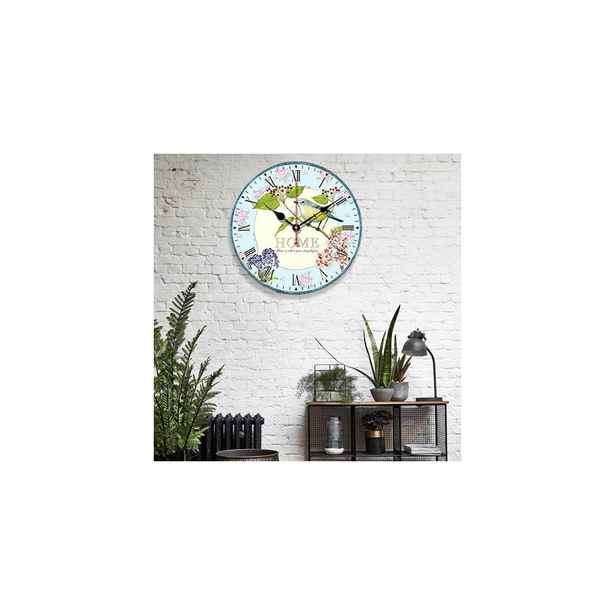 Runde Wanduhr mit Blumen und Vogelmotiv, hängt an einer weißen Ziegelwand.