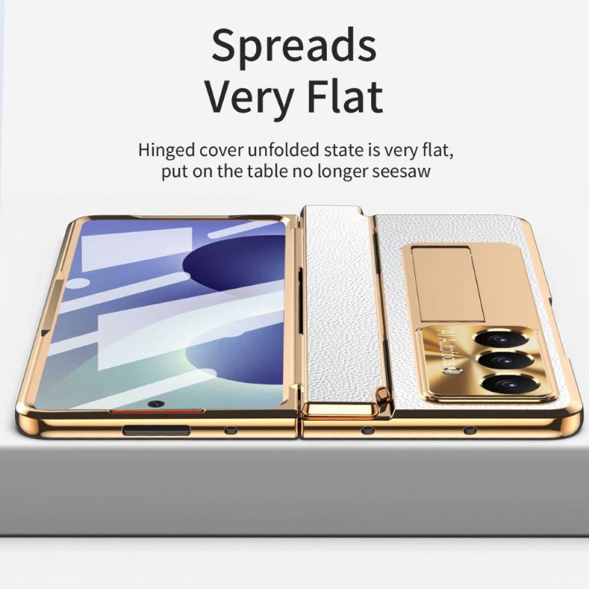 Eine weiße und goldene faltbare Handyhülle wird aufgeklappt flach liegend gezeigt.