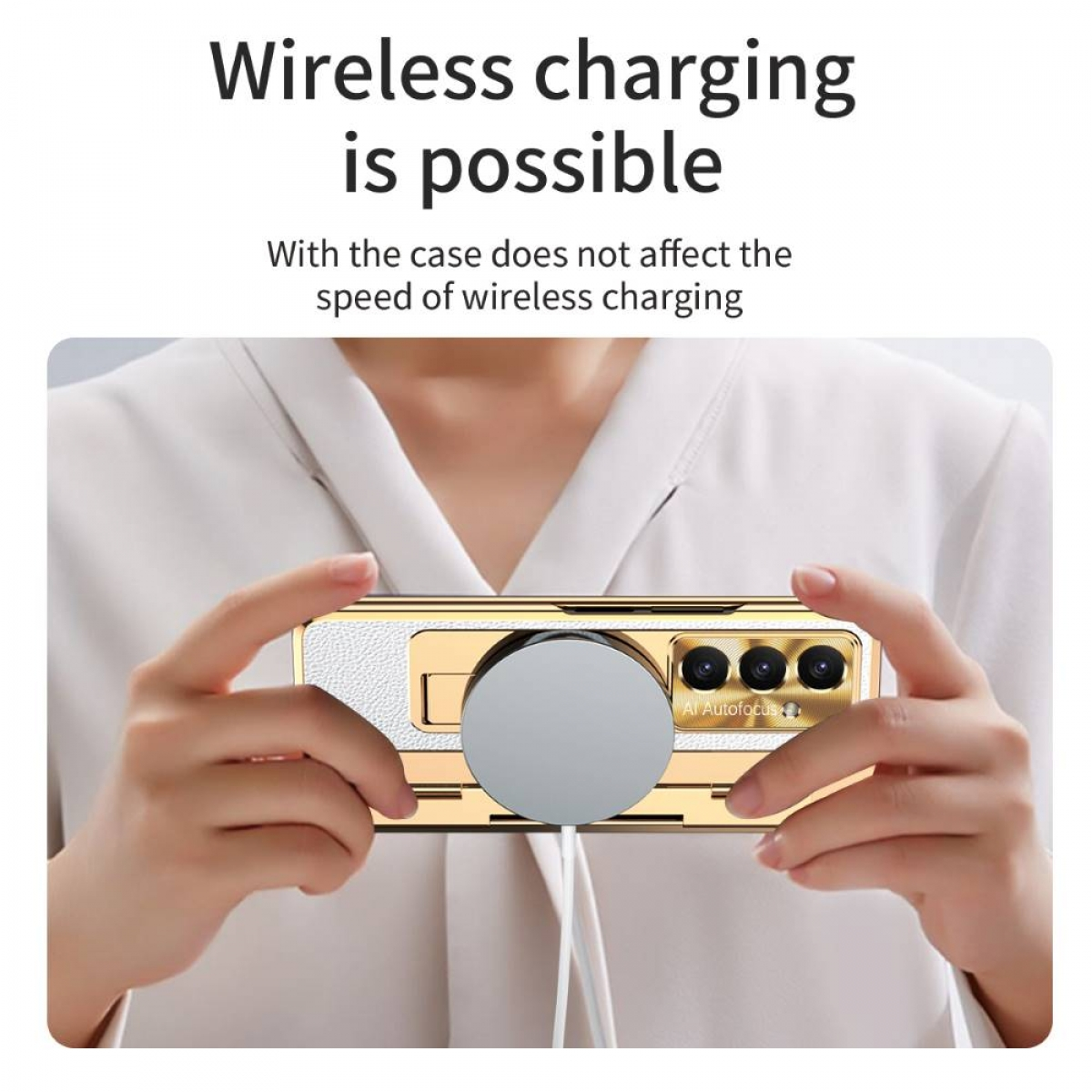 Eine Person hält ein Handy mit goldenem Case, das ein rundes kabelloses Ladegerät zeigt.