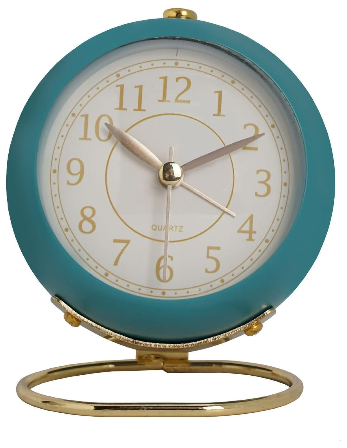 Ein blauer Wecker mit goldenen Zeigern und Zahlen auf weißem Zifferblatt.