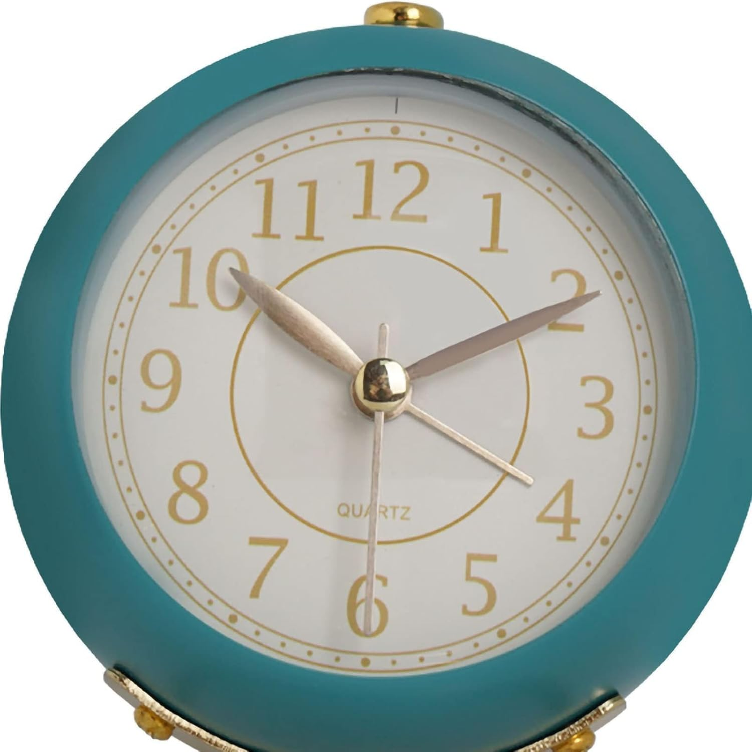 Ein blauer Wecker mit goldenen Zeigern und Ziffern auf weißem Zifferblatt.