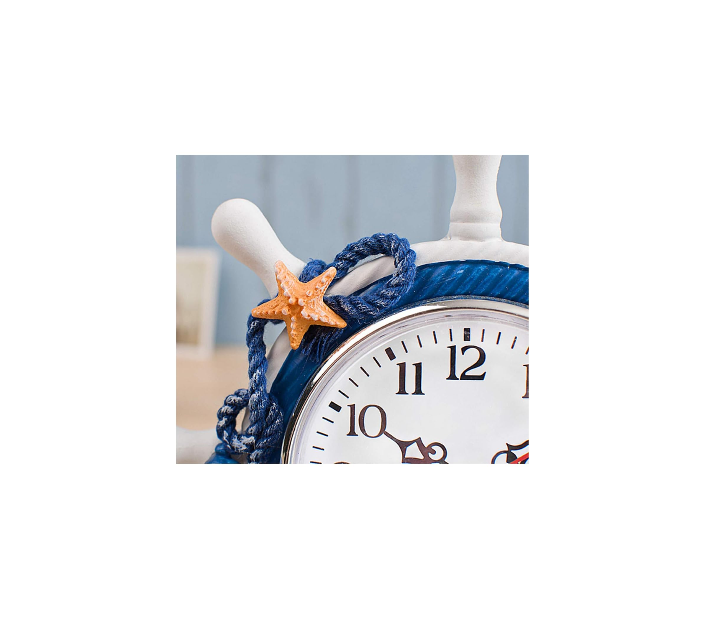 Ein maritimer Wecker mit Steuerrad-Detail, Seestern und blauem Seil.