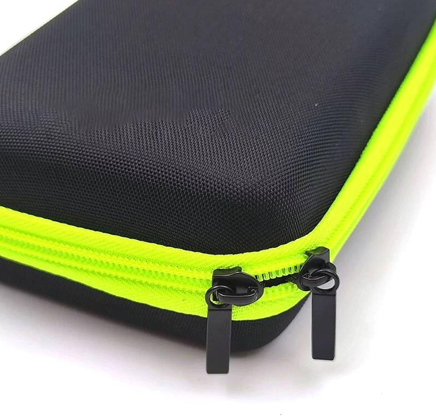 Schwarze Hülle mit neongrünen Reißverschluss und zwei schwarzen Zipper-Pulls auf weißem Grund.