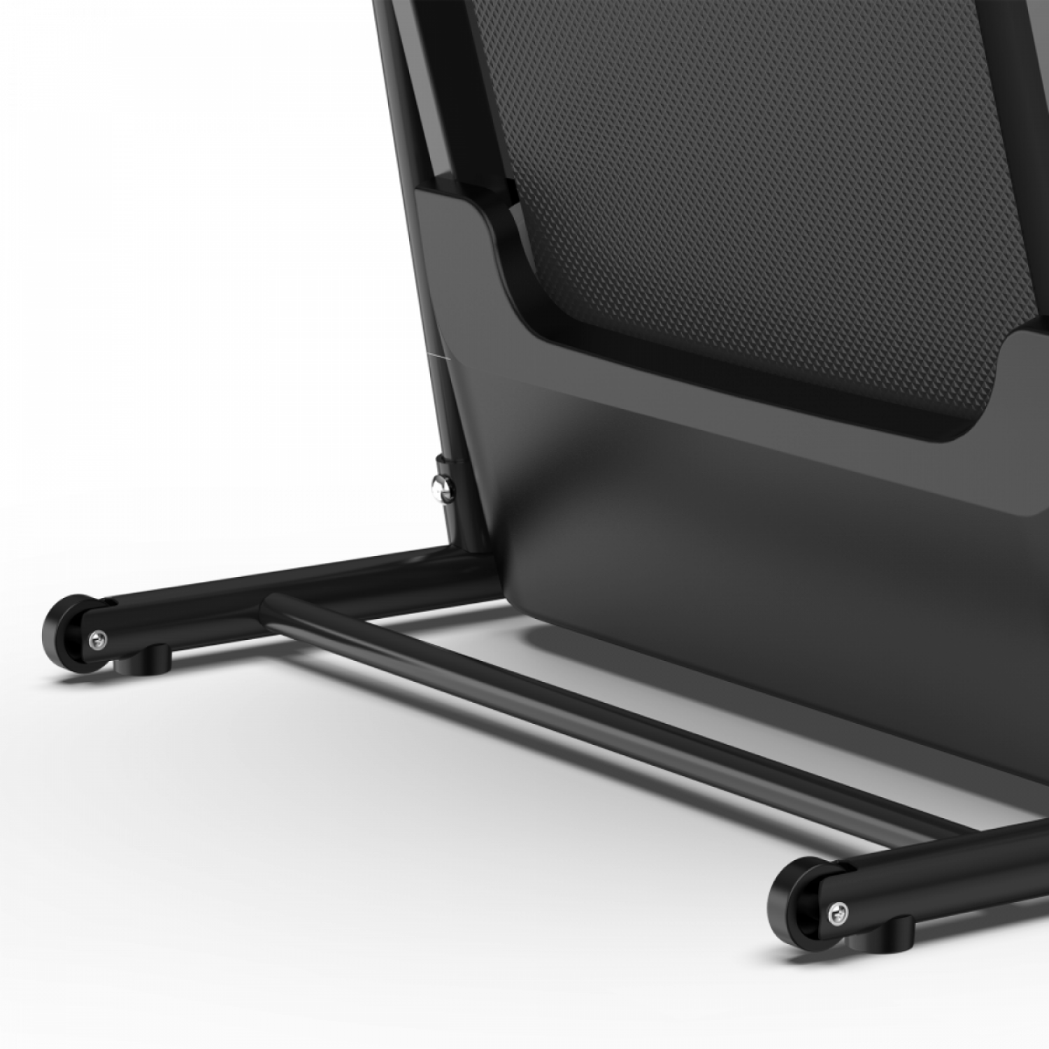 Blick auf die Räder und den Rahmen eines schwarzen Laufbandes.