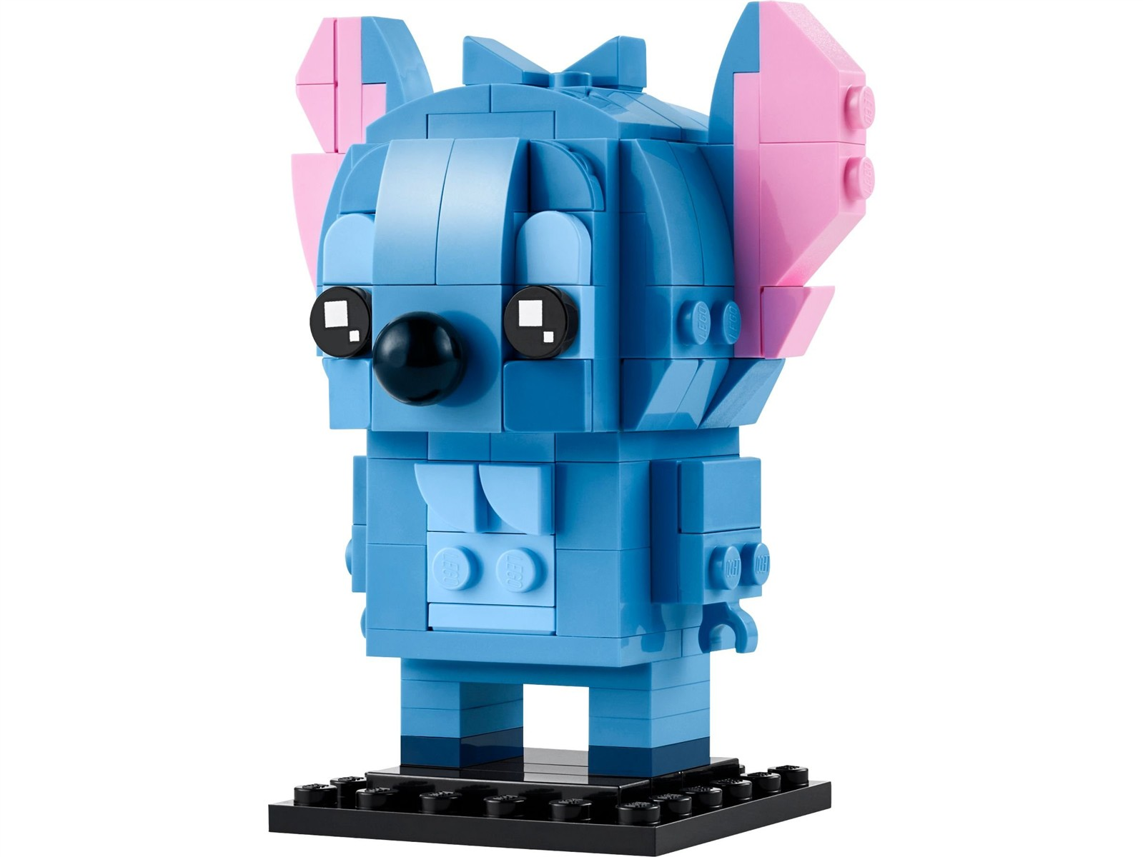 Ein blauer Lego-Stitch mit rosa Ohren steht auf einer schwarzen Basis.