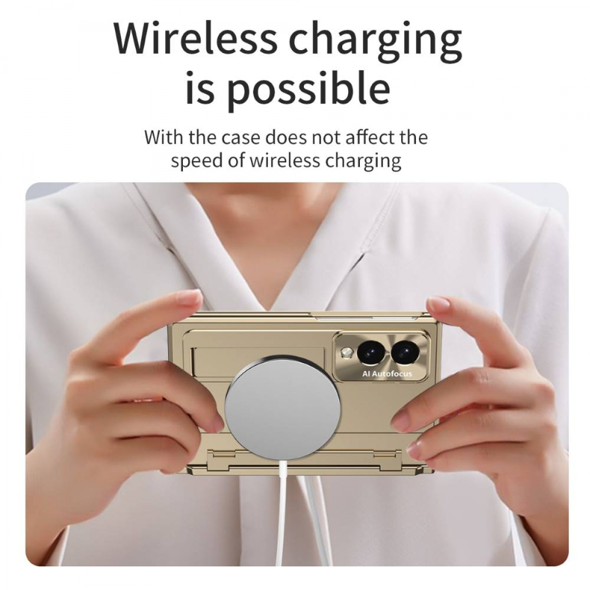 Goldenes Smartphone mit magnetischer Ladeplatte, das von Händen gehalten wird.