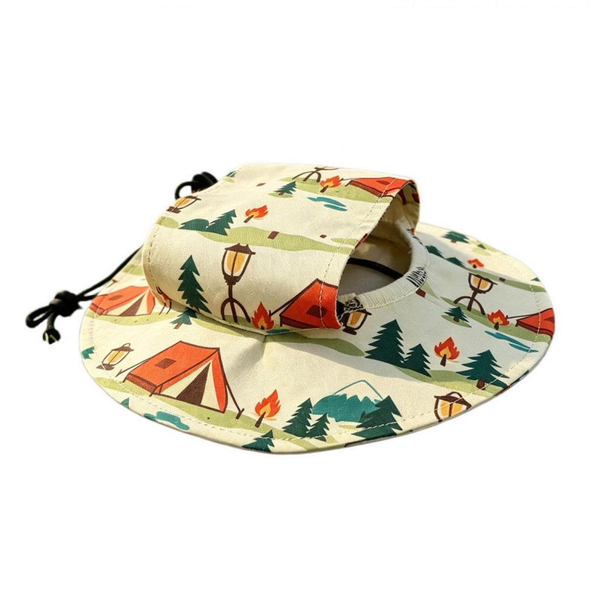 Ein beiger Fischerhut mit Muster einer Camping-Szene: Zelte, Bäume, Lampen und Berge.