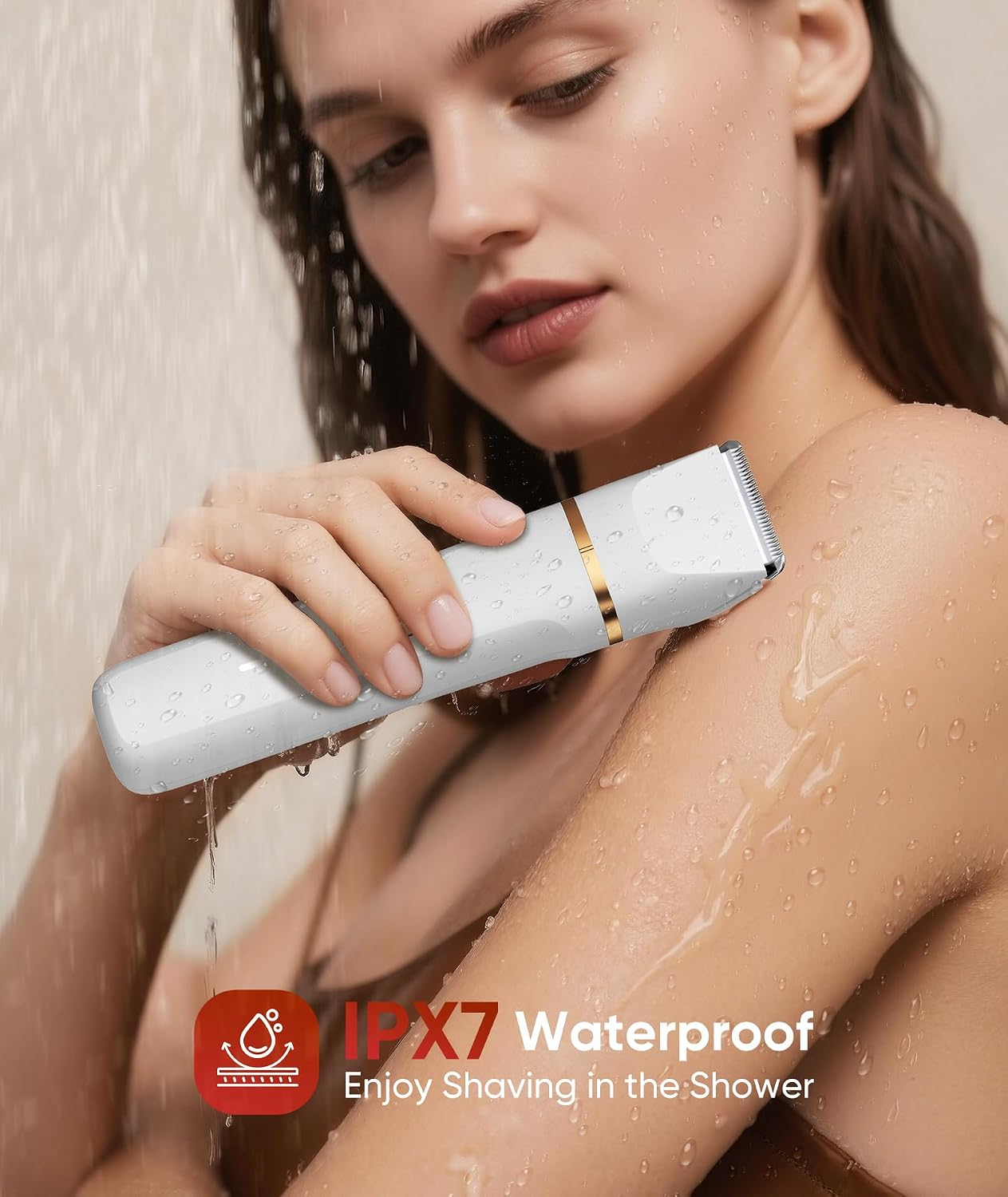 Eine Frau benutzt einen weißen wasserdichten Rasierer unter der Dusche.