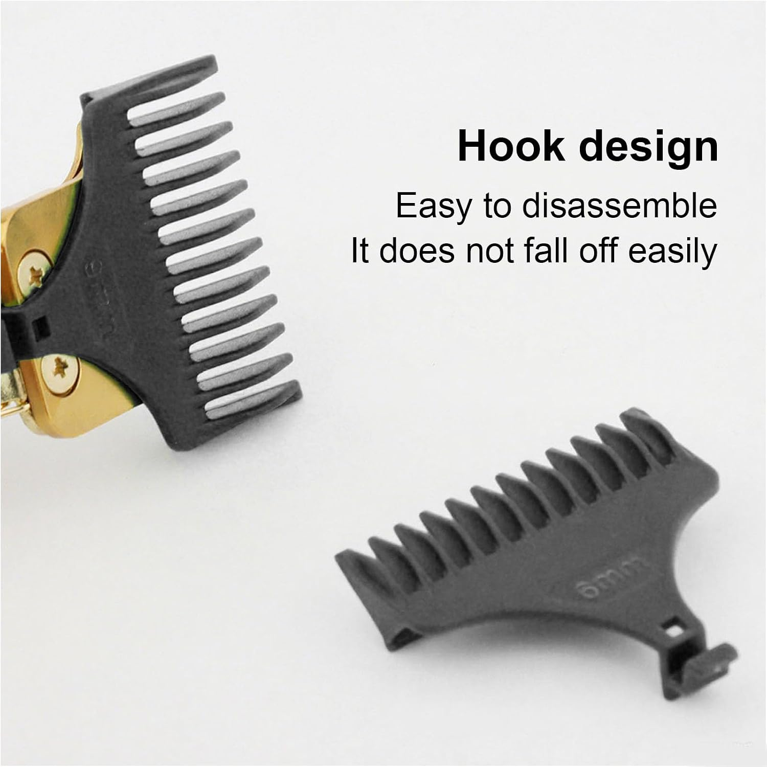 Ein schwarzer Aufsatz für eine Haarschneidemaschine liegt neben dem Gerät.