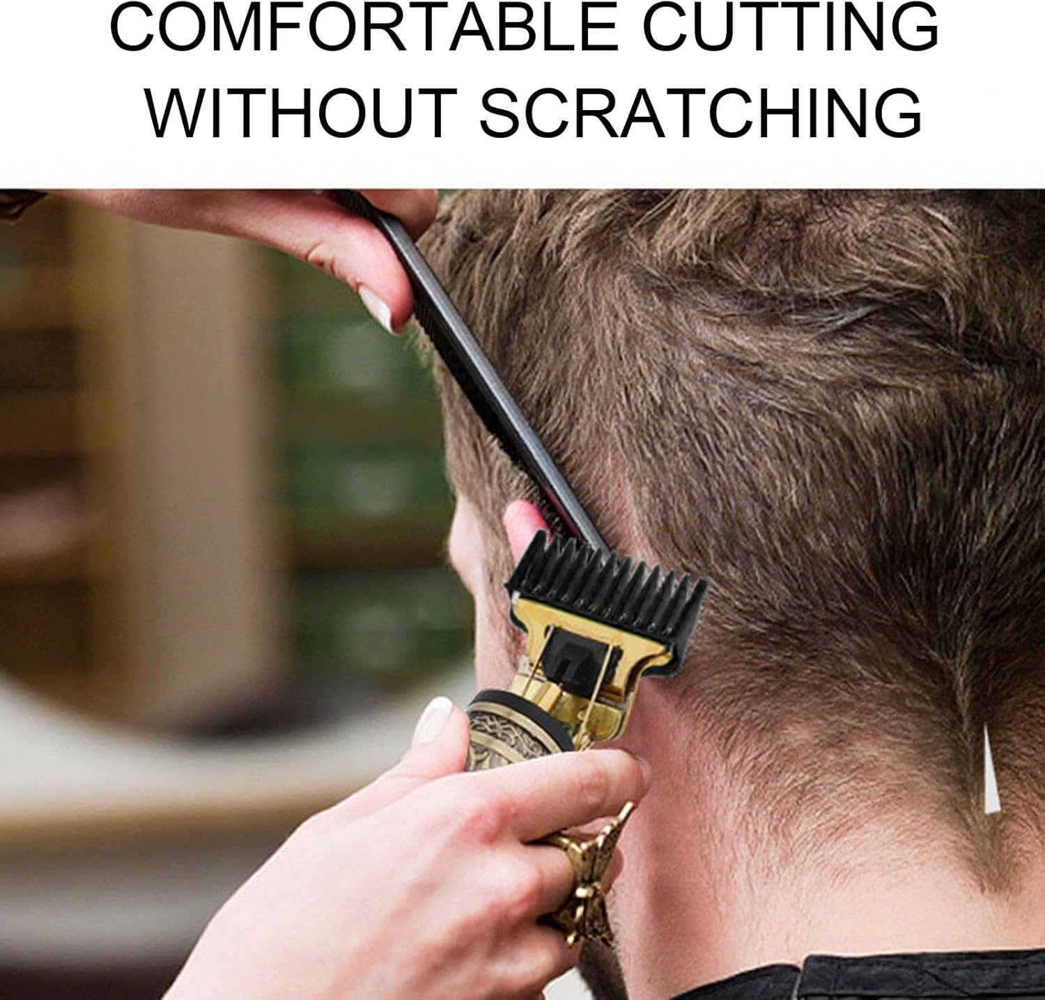Ein Friseur trimmt den Nacken eines Mannes mit einem goldfarbenen Trimmer und einem Kamm.