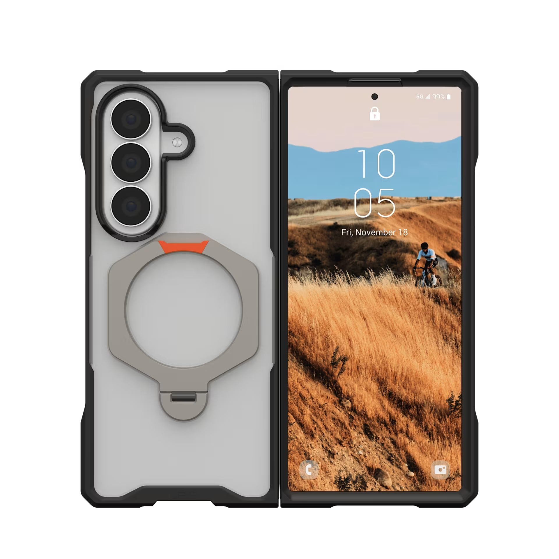 Una funda de teléfono negra con tres cámaras y un soporte de anillo. La pantalla muestra un paisaje con un ciclista.