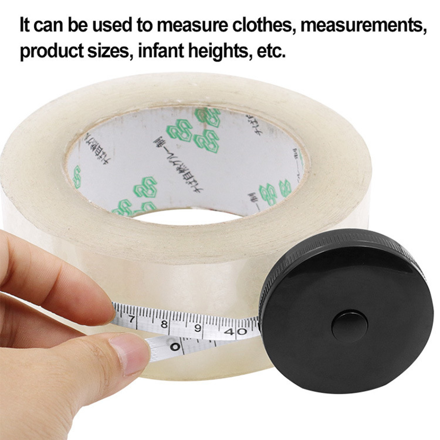 Ein Maßband mit schwarzem Gehäuse und transparenter Rolle wird von einer Hand gehalten.