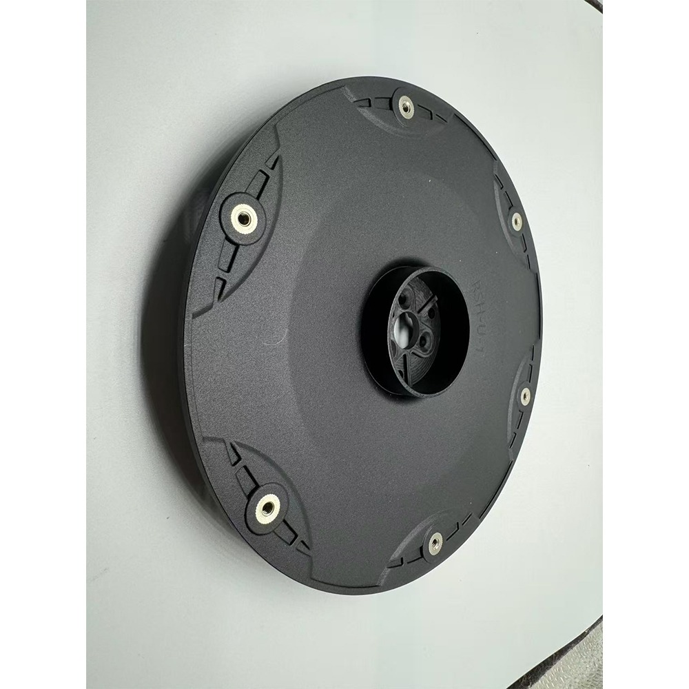 Schwarzer, runder Kunststoffdeckel mit zentraler Öffnung und sechs Schraubpunkten.