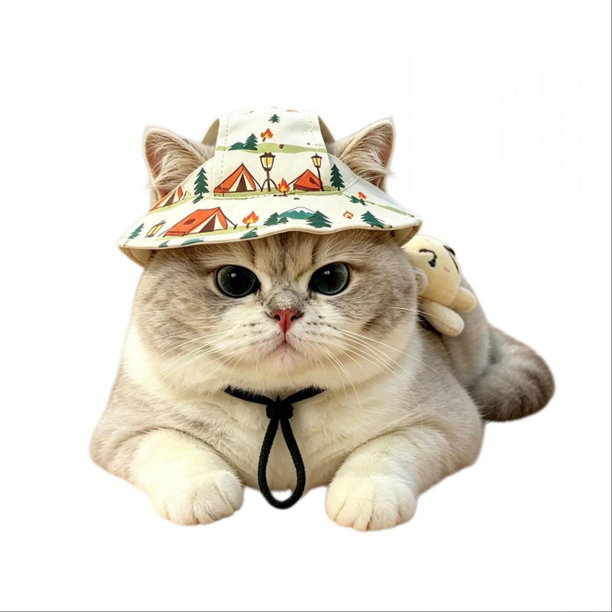Eine Katze mit einem Hut mit Campingmotiv und einer kleinen Stoffpuppe auf dem Rücken.