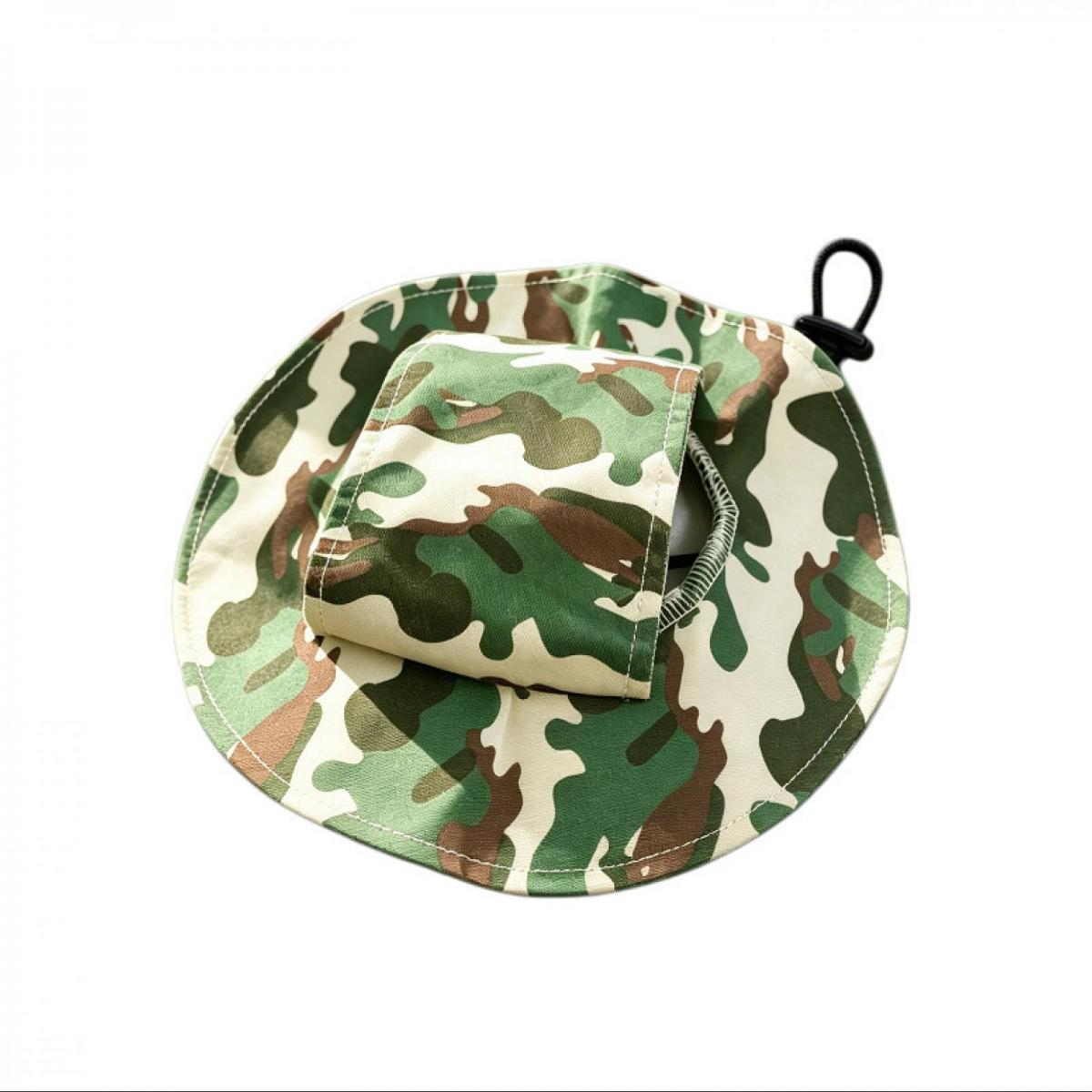 Ein tarnfarbener Eimerhut mit einer Tasche und einem Kordelzugverschluss.