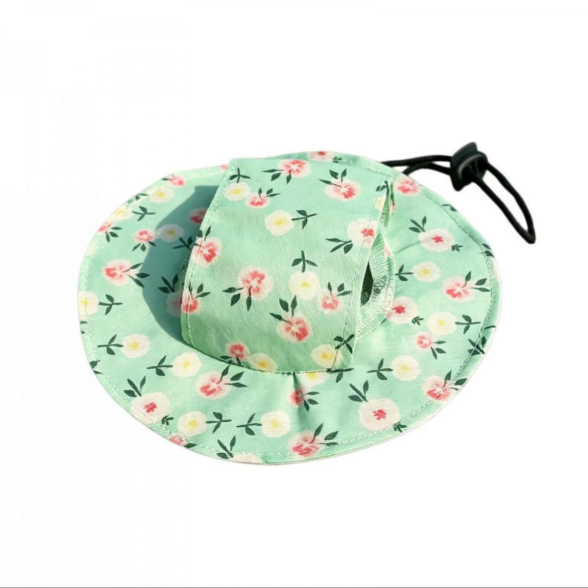 Ein mintgrüner Fischerhut mit einem Blumenmuster aus rosa und weißen Blüten.