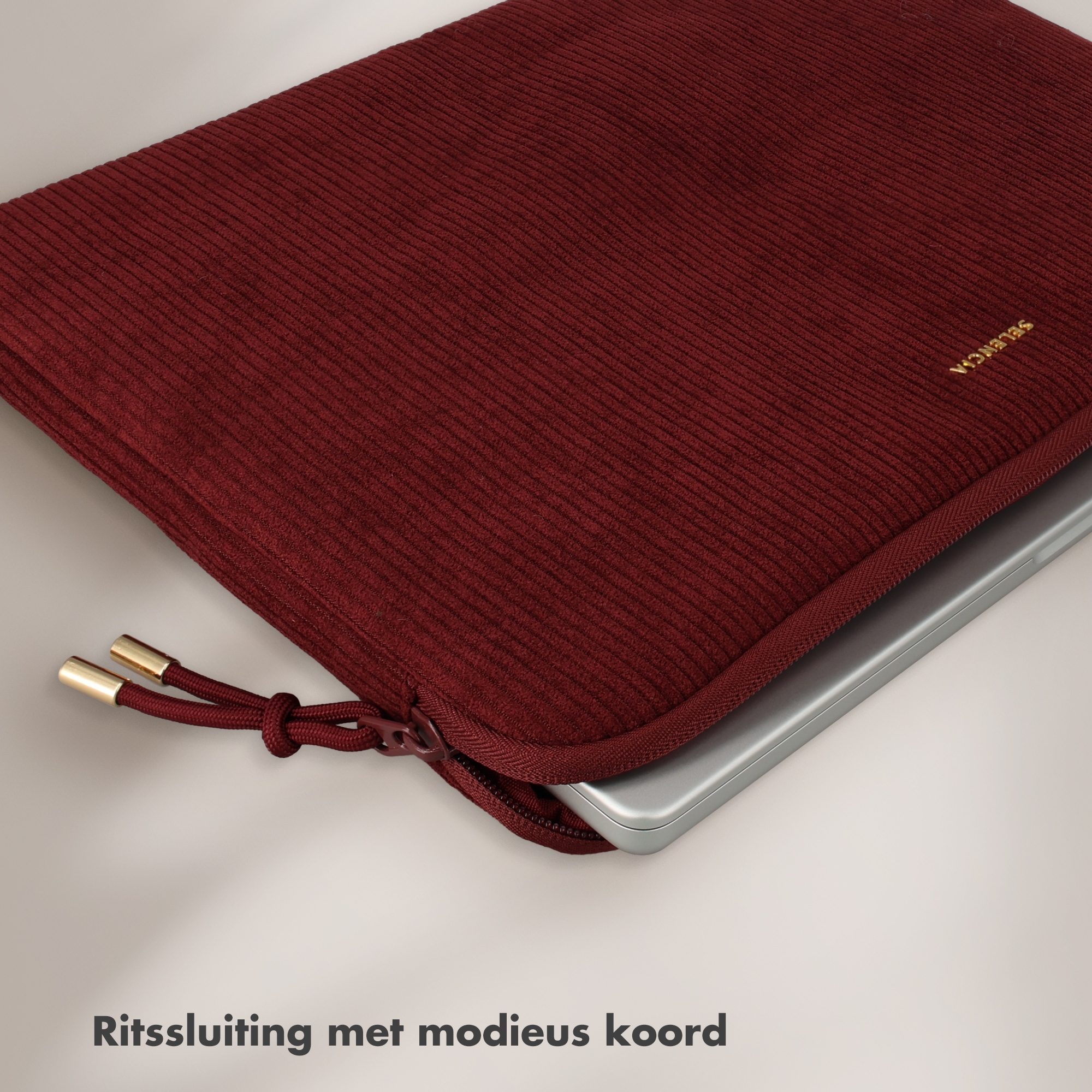 Rote Laptop-Hülle aus geripptem Stoff mit Reißverschluss und Kordelzug.