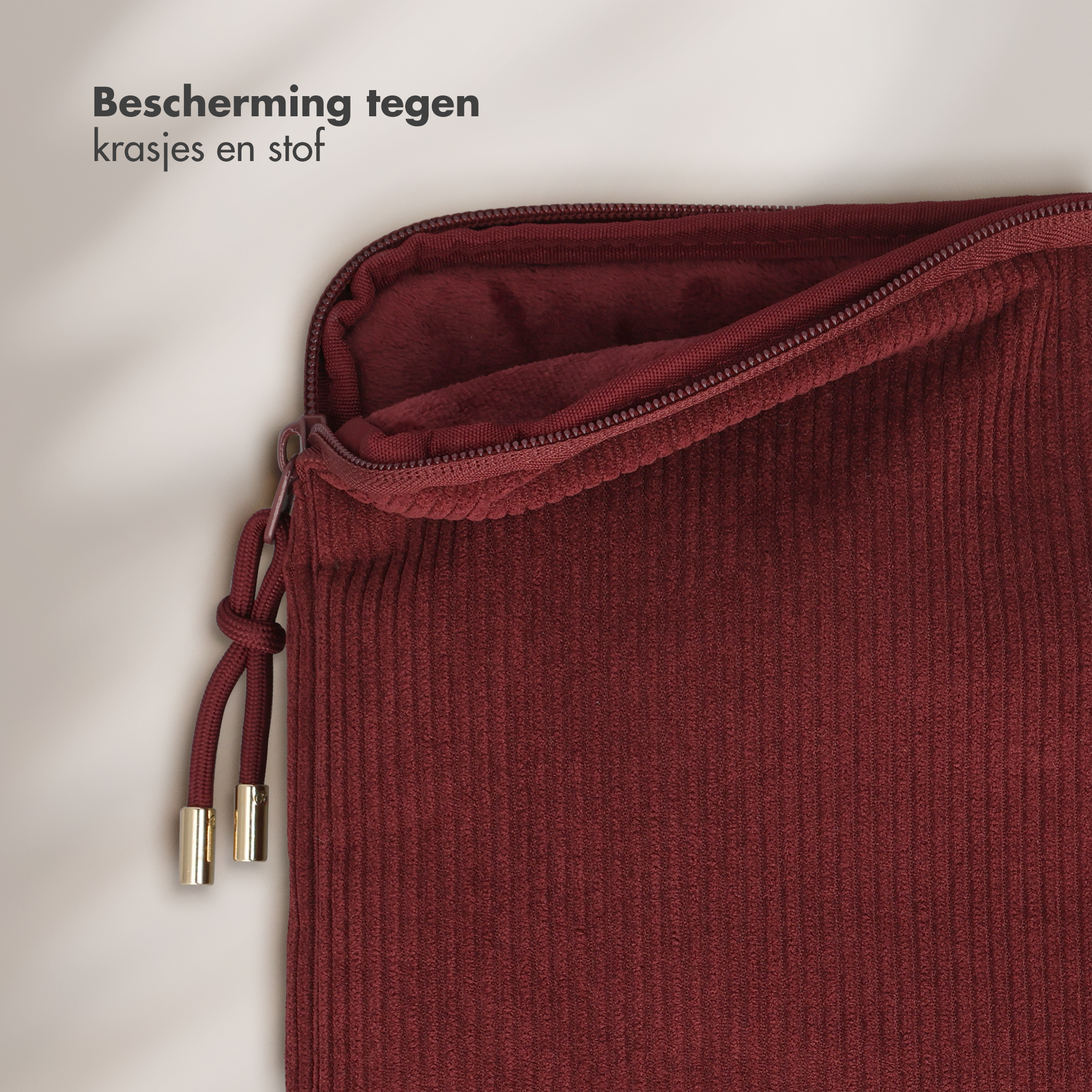Rote Cordtasche mit Reißverschluss und Kordelzug, innen weich gefüttert.