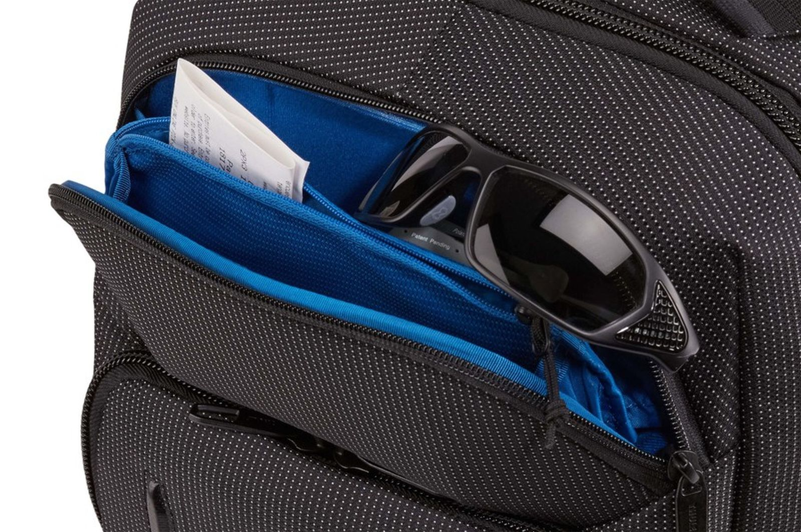 Schwarzer Rucksack mit blauer Innentasche für Sonnenbrille und Beleg.