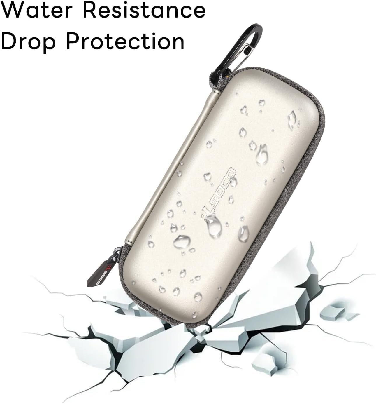 Eine beige Hülle mit Wassertropfen und einem Karabiner auf einer rissigen weißen Fläche.