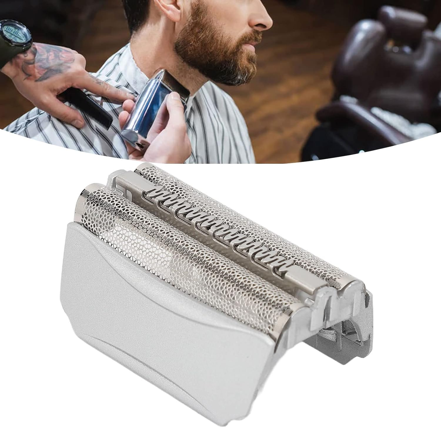 Ein Mann wird von einem Barbier mit einem Rasierer am Hals rasiert. Nahaufnahme des Scherkopfes.