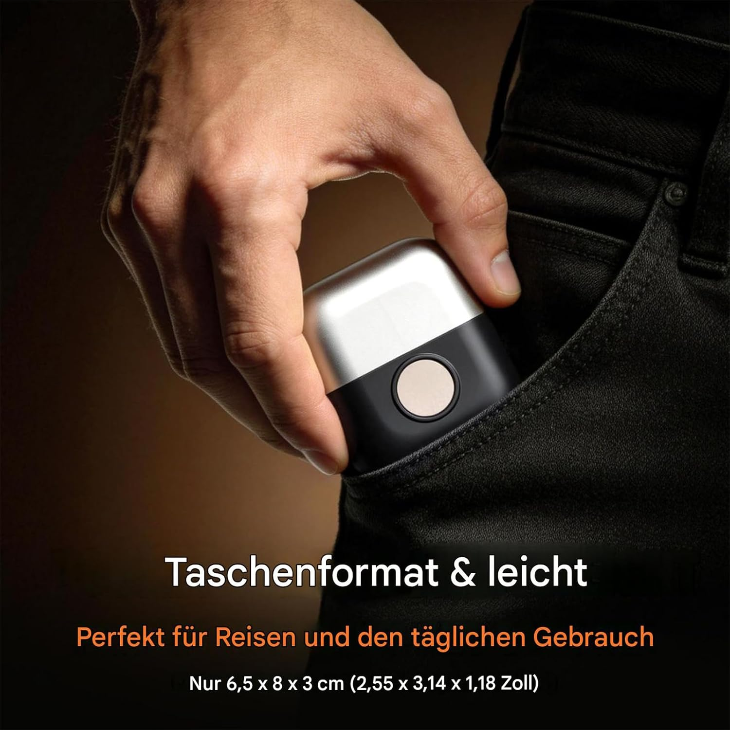 Eine Hand steckt ein kleines silbernes und schwarzes Gerät in eine schwarze Hosentasche.