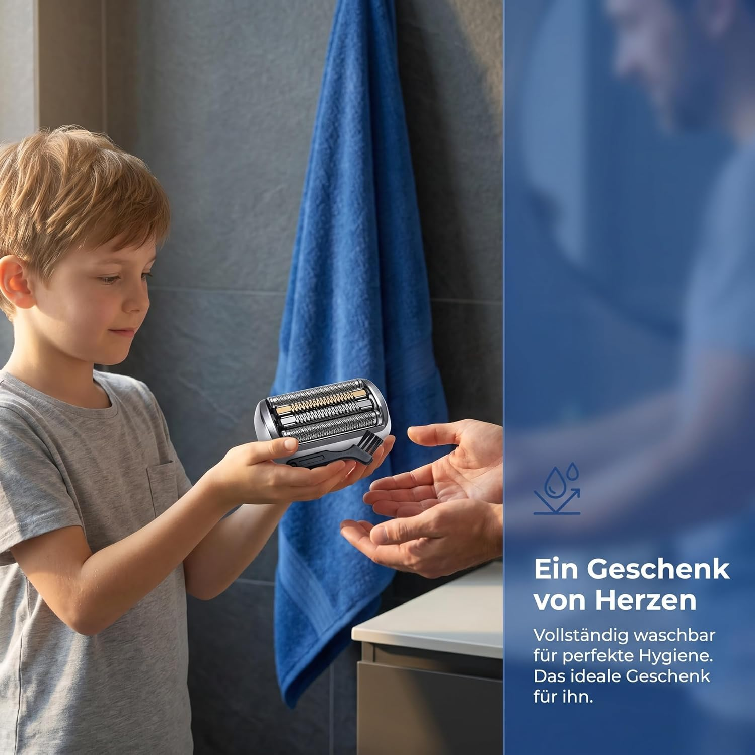 Ein Junge übergibt einen Rasierkopf an einen Erwachsenen im Badezimmer.