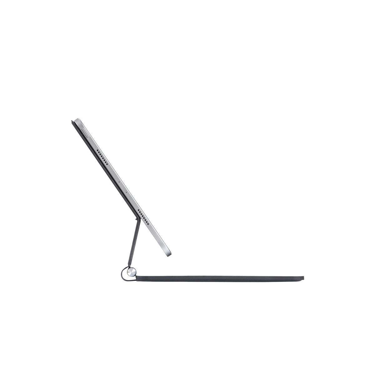 Gümüş tablet klavye standı ile beyaz arka planda izole edilmiştir.