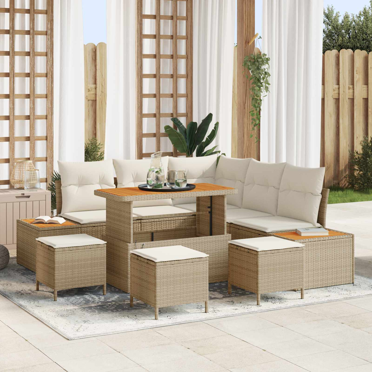 Braune Rattan-Lounge-Möbel mit beigen Kissen, Couchtisch und Hockern auf einem Teppich.