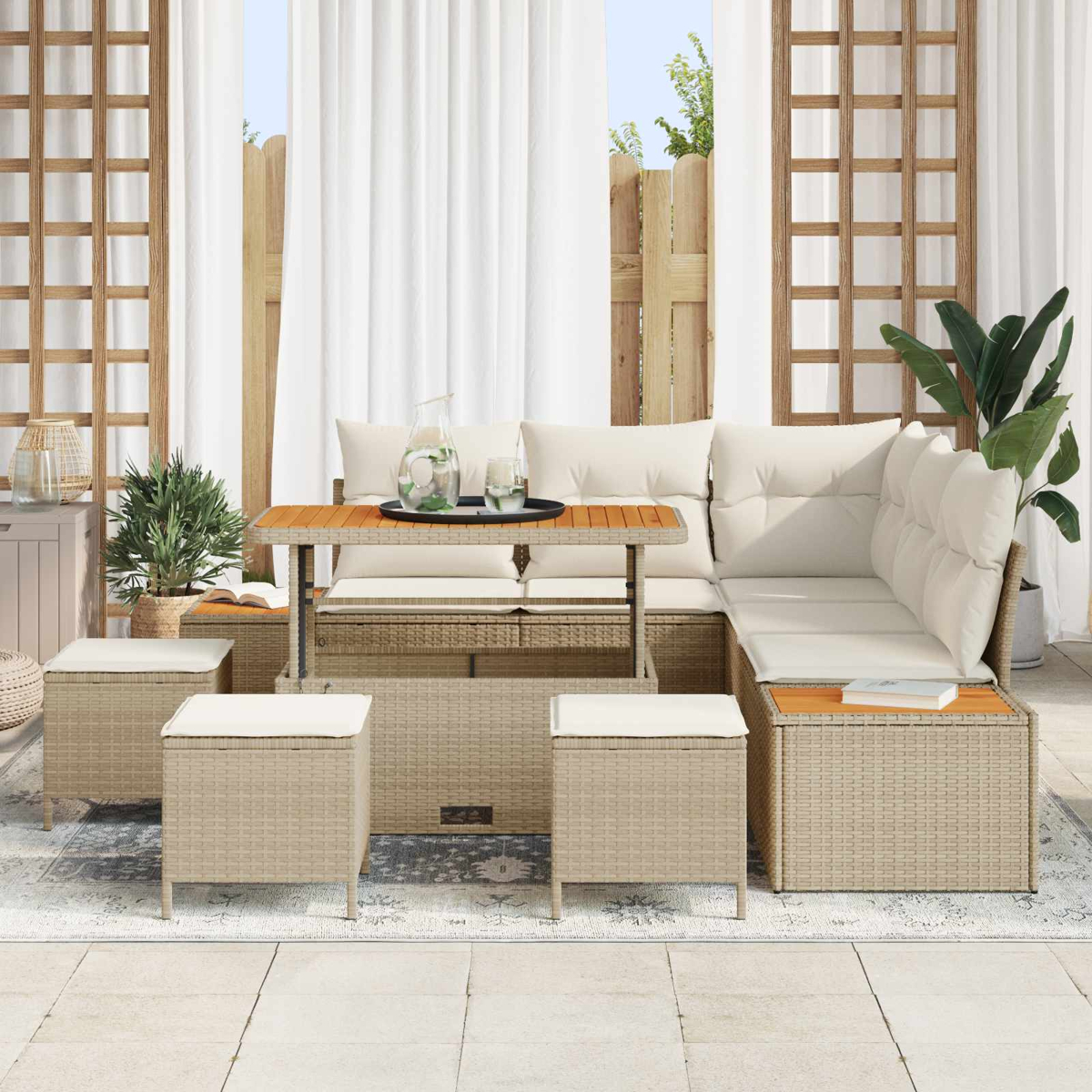 Rattan-Lounge-Set mit beigen Kissen und einem ausziehbaren Tisch, auf einer Terrasse.