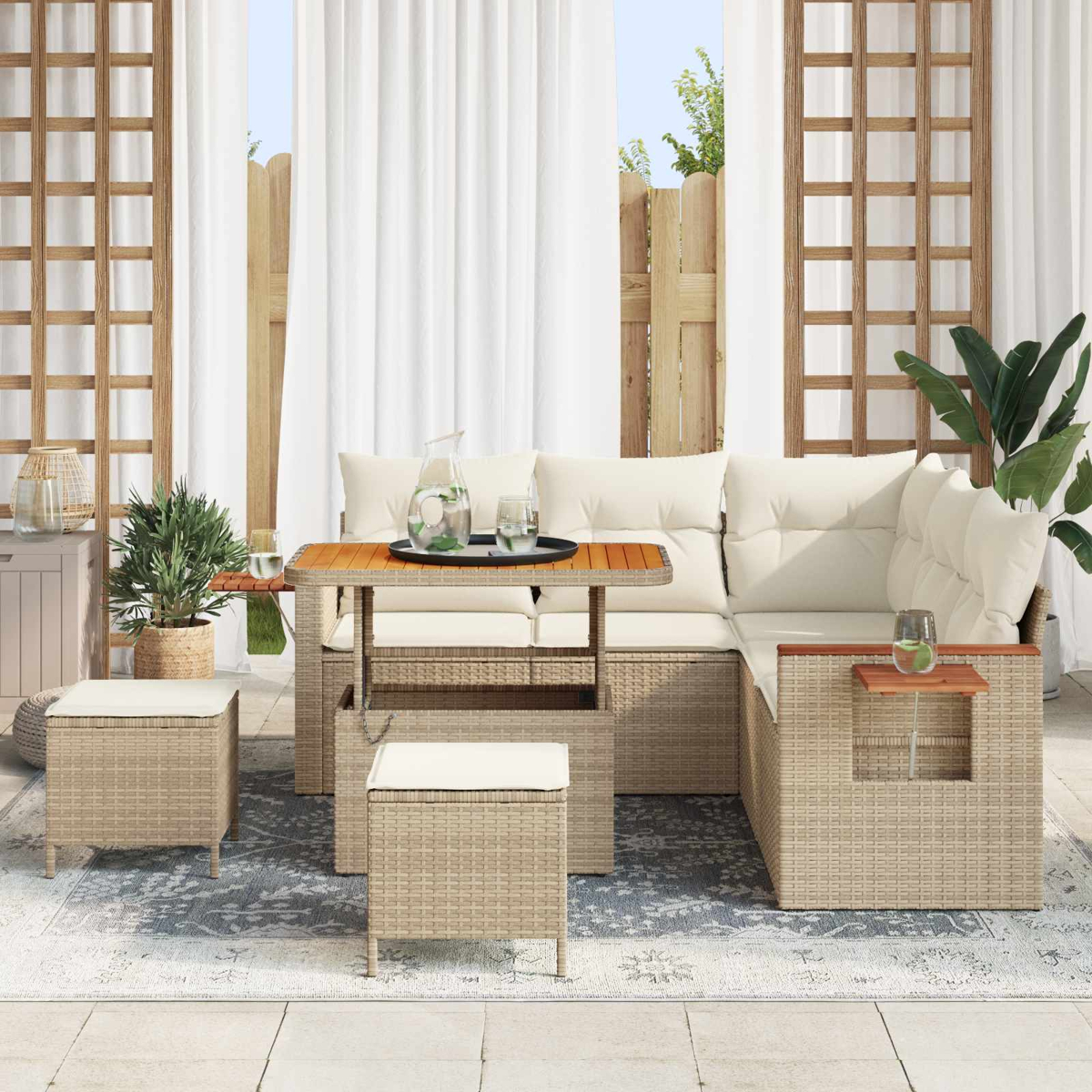 Ein beiger Rattansofa-Set mit Tisch und Hockern auf einer Terrasse.