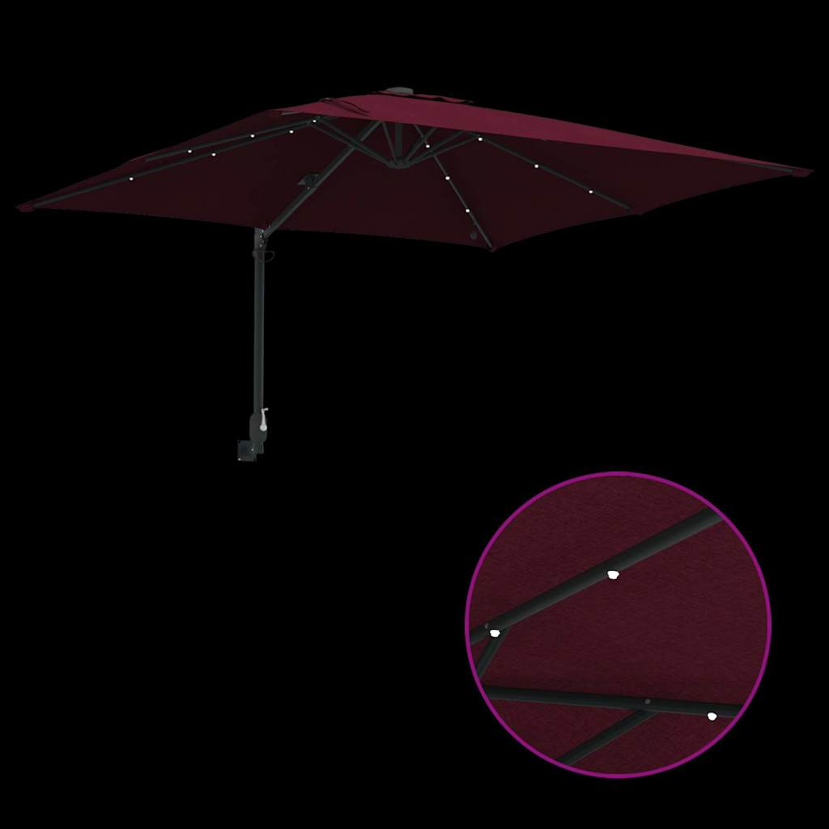 Un ombrellone bordeaux con luci integrate su sfondo nero.