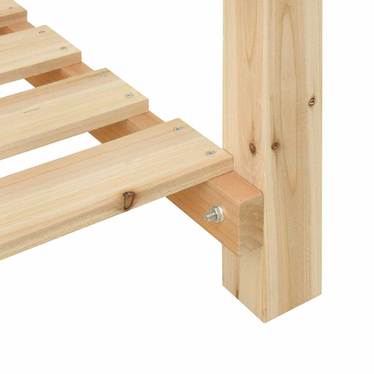 Particolare ravvicinato di una struttura in legno con ripiani e bulloni.