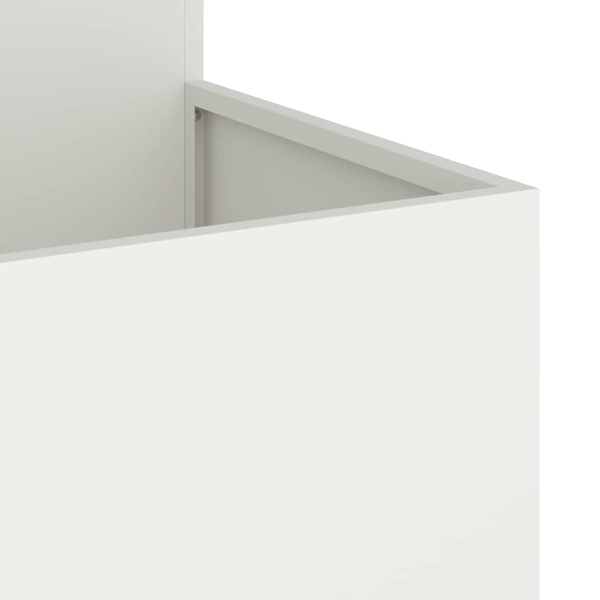 Primo piano di una scatola o contenitore bianco, con bordi e angoli visibili.