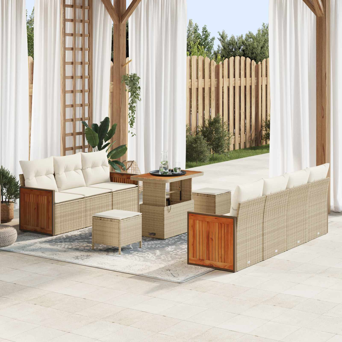 Ein Gartenmöbelset mit Sofa, Couchtisch und Hockern auf einer Terrasse.