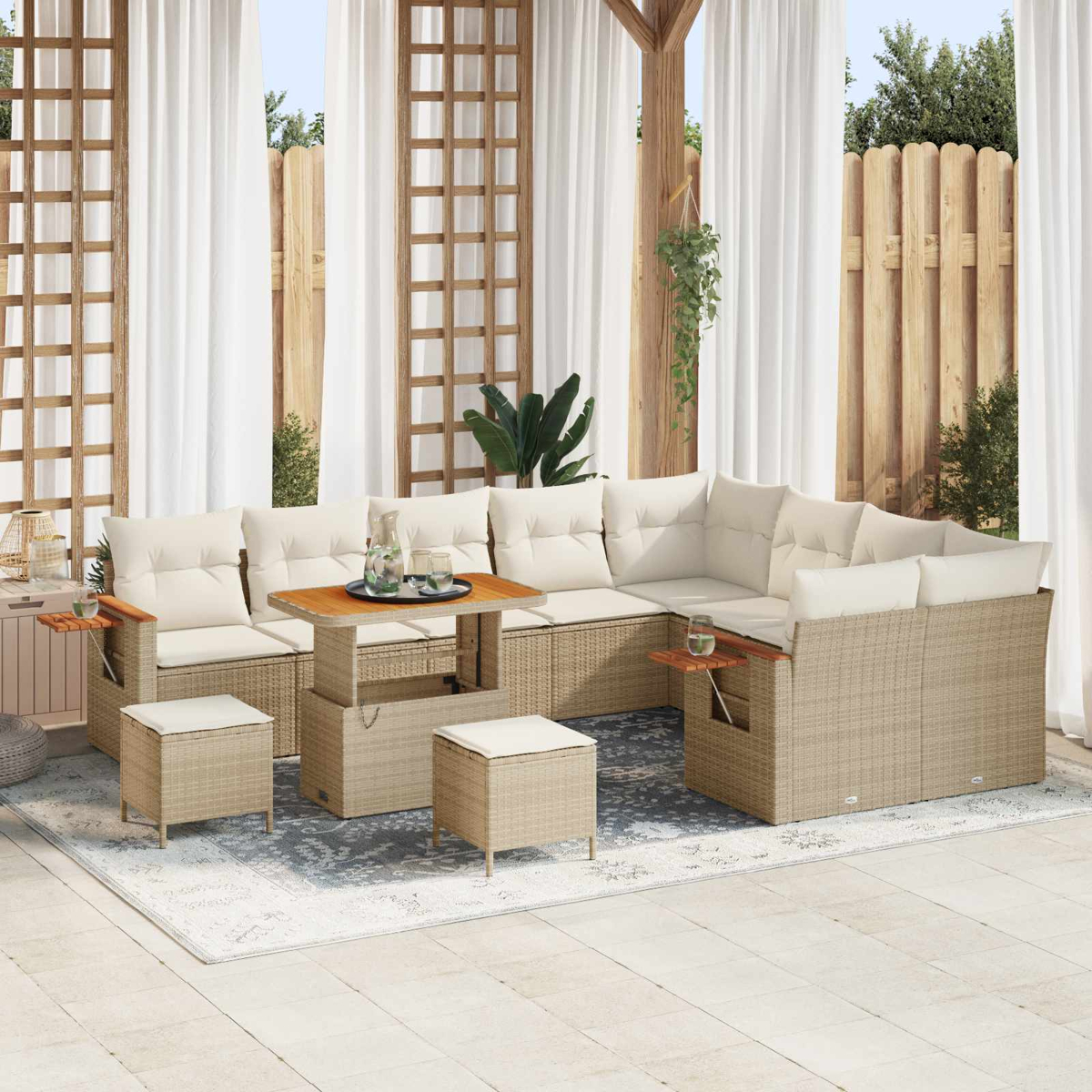 Ein beigefarbener Rattan-Loungebereich mit weißen Kissen und einem Couchtisch.