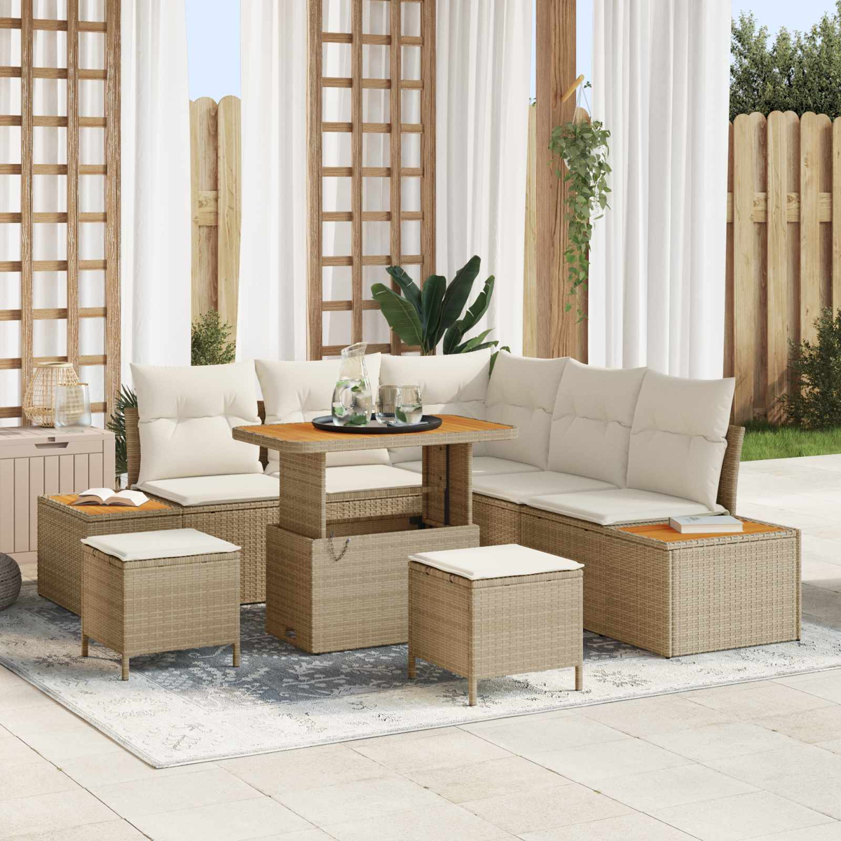 Ein beigefarbenes Lounge-Set mit Korbgeflecht und cremefarbenen Polstern auf einer Terrasse.