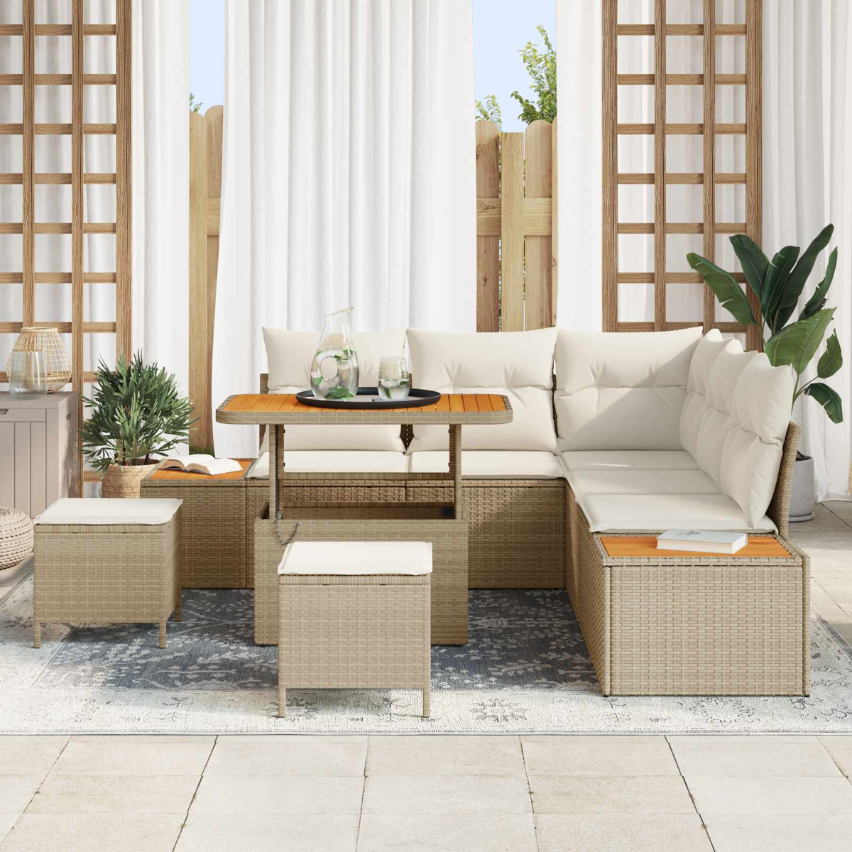 Ein beigefarbenes Rattan-Lounge-Set mit weißen Kissen auf einer Terrasse.