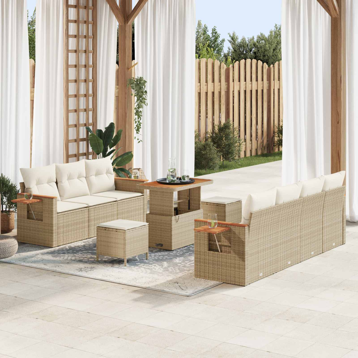 Ein beigefarbenes Rattansofa mit weißen Kissen und einem Couchtisch auf einer Veranda.
