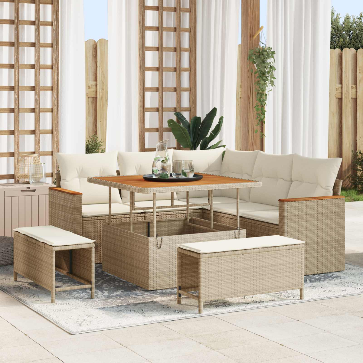 Geflochtenes Ecksofa mit cremefarbenen Kissen und Loungetisch.