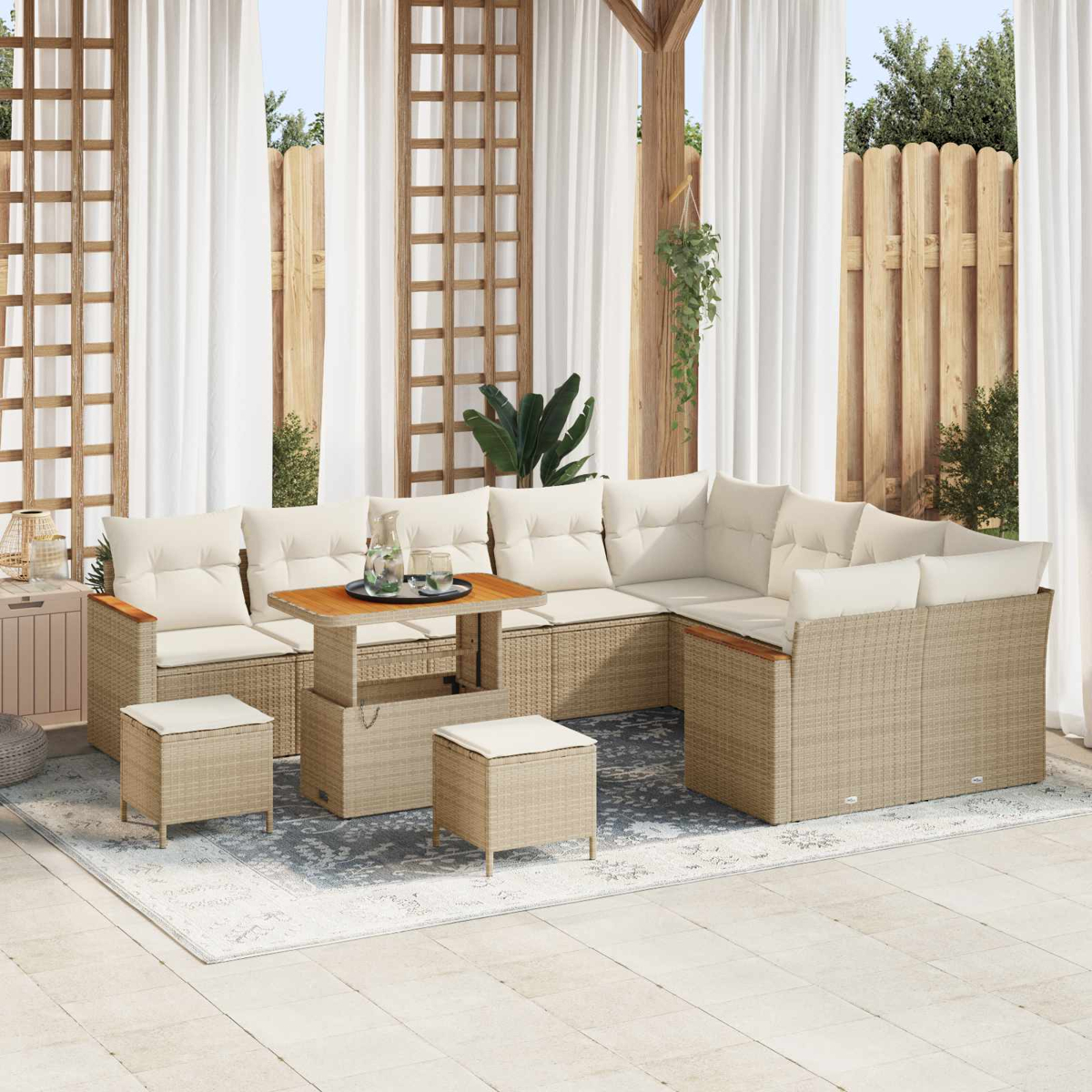 Ein beiger Rattansofa-Set mit Kissen auf einer Terrasse unter weißen Vorhängen.