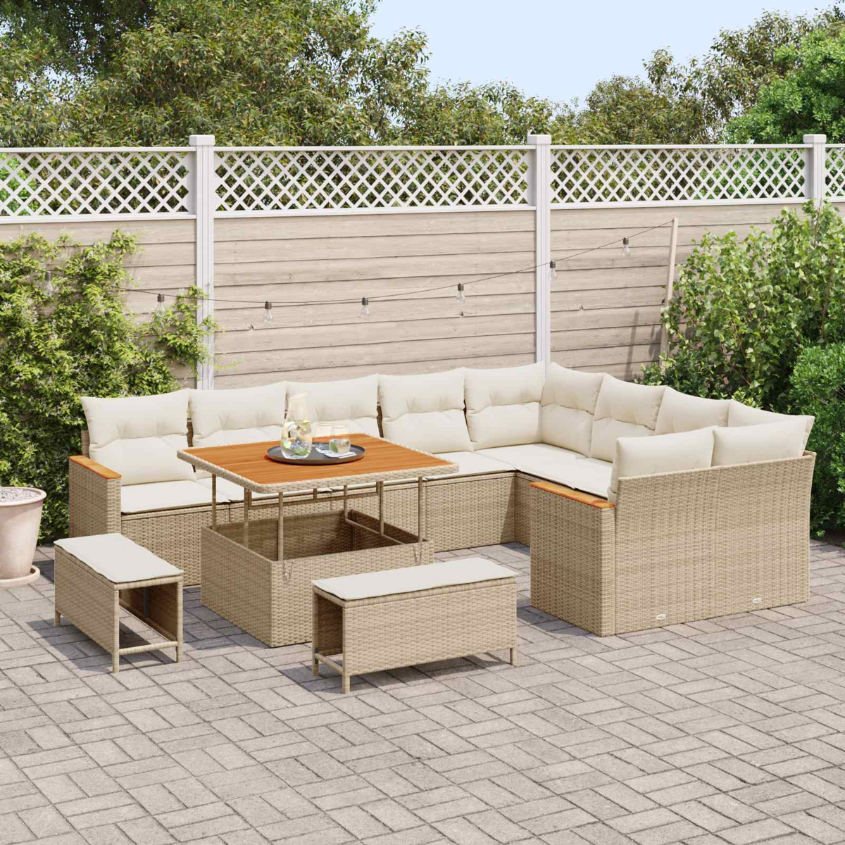 Eine hellbraune Rattan-Ecklounge mit cremefarbenen Kissen und einem Lift-Top-Tisch.