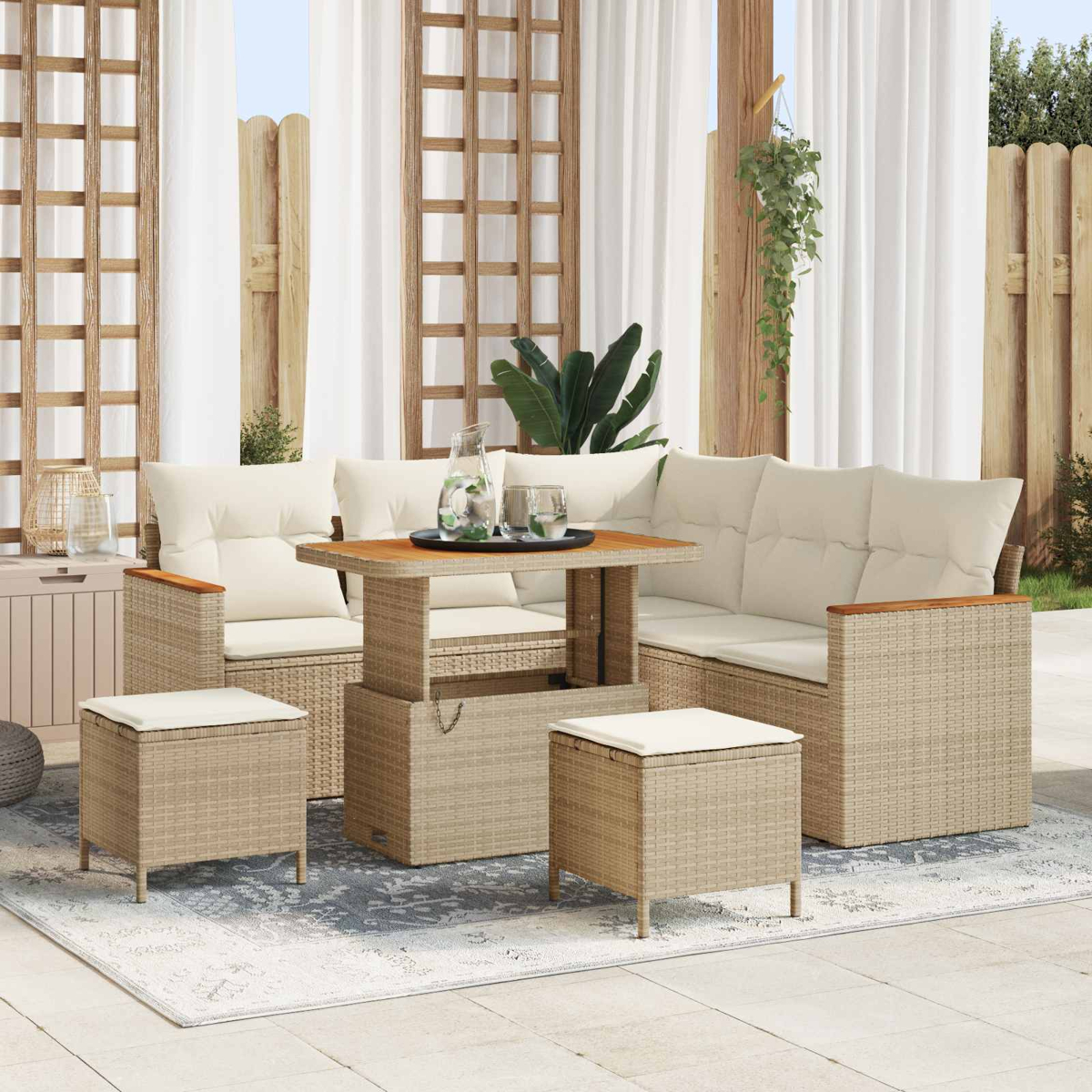 Conjunto de salón de mimbre con mesa, sofá y otomanas en un patio exterior.