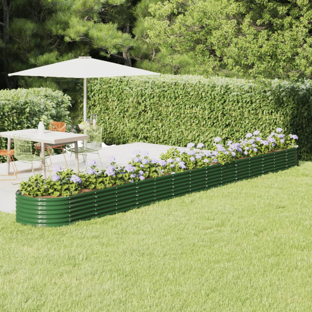 Ein Gartentisch mit Stühlen unter einem Sonnenschirm, daneben ein Hochbeet mit Blumen.